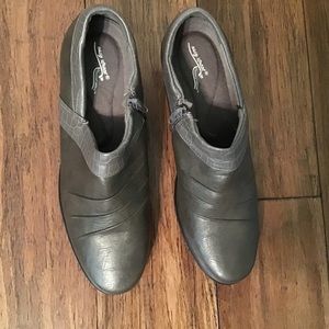 EASY STREET Comfort Wave Gray Ankle Booties with side Zippers SIZE 8.5M NWOT